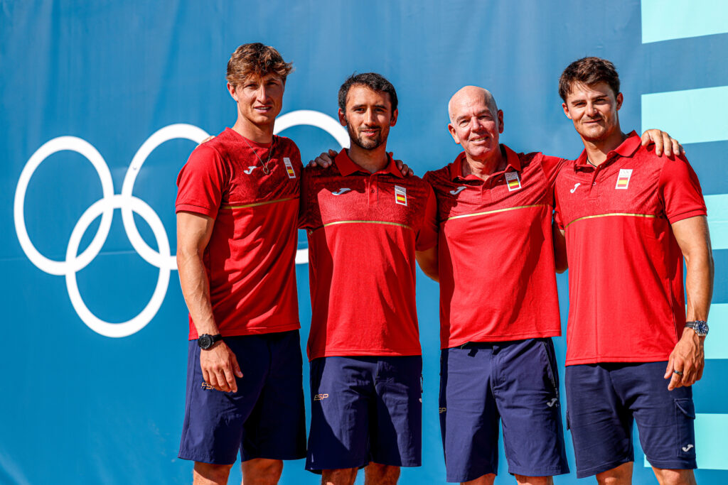 Diego Botín y Florian Trittel junto a sus entrenadores Álvaro del Arco y Hamish Wilcox. @RFEV l Sailing Energy