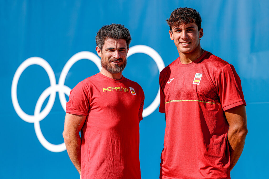 Nacho Baltasar y su entrenador Marcos Fernández. @RFEV l Sailing Energy 