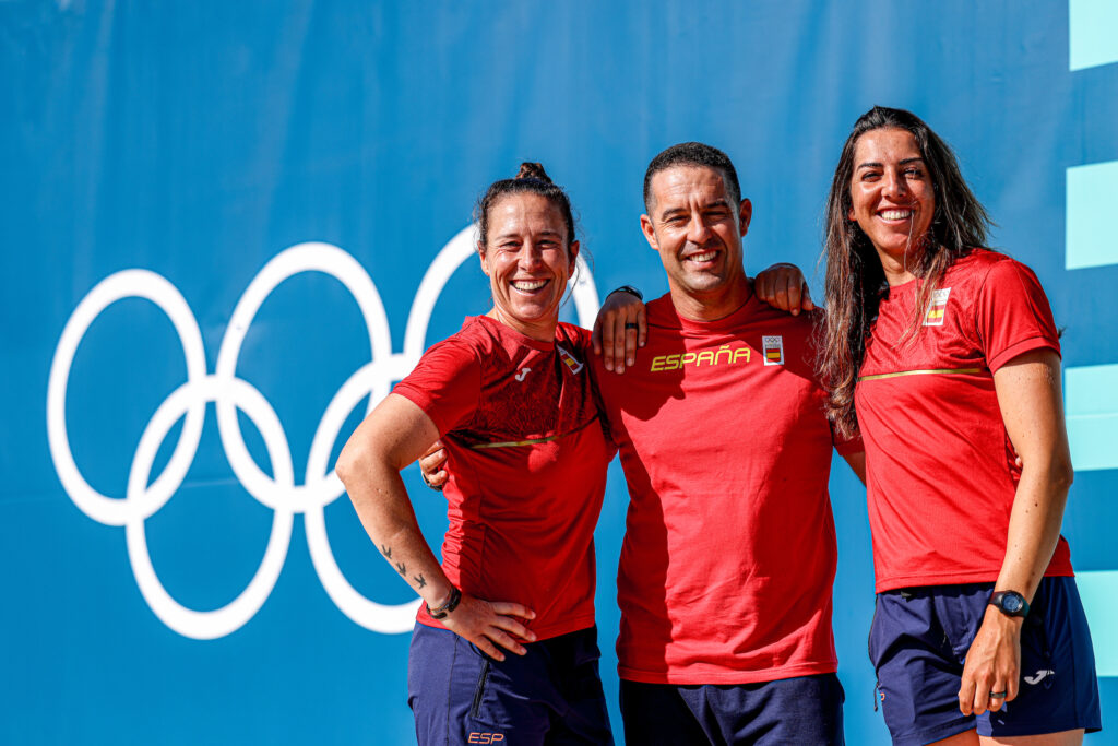 Támara Echegoyen y Paula Barceló con uno de sus entrenadores, Federicfo Alonso. @RFEV l Sailing Energy 